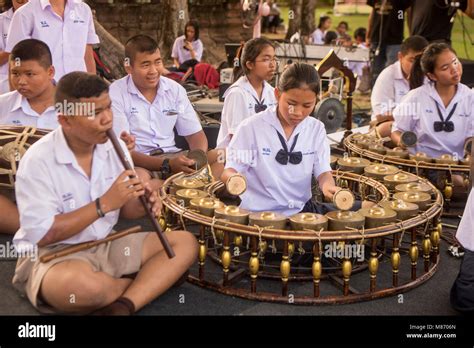 De Bangkok Beats Met Darren: Een Feestelijke Fusie van Pop en Traditionele Thaise Muziek